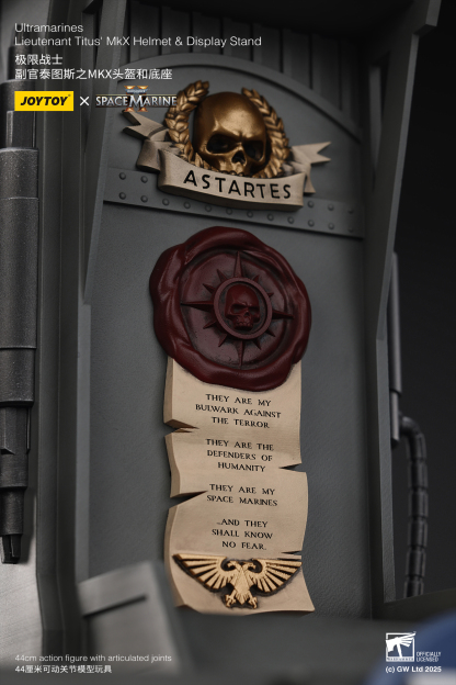 JoyToy WH40K Ultramarines Space Marines II Lieutenant Titus' MKX Helmet & Display Stand