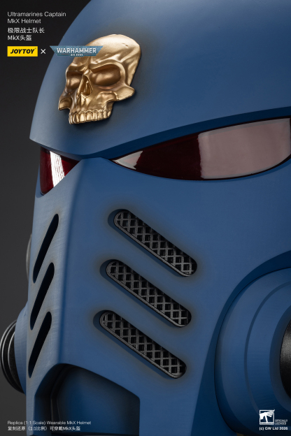 JoyToy WH40K Ultramarines Captain MKX Helmet & Display Stand