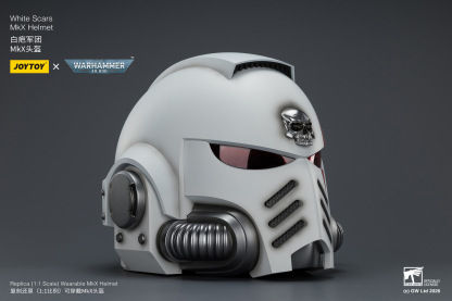 JoyToy WH40K White Scars MKX Helmet & Display Stand