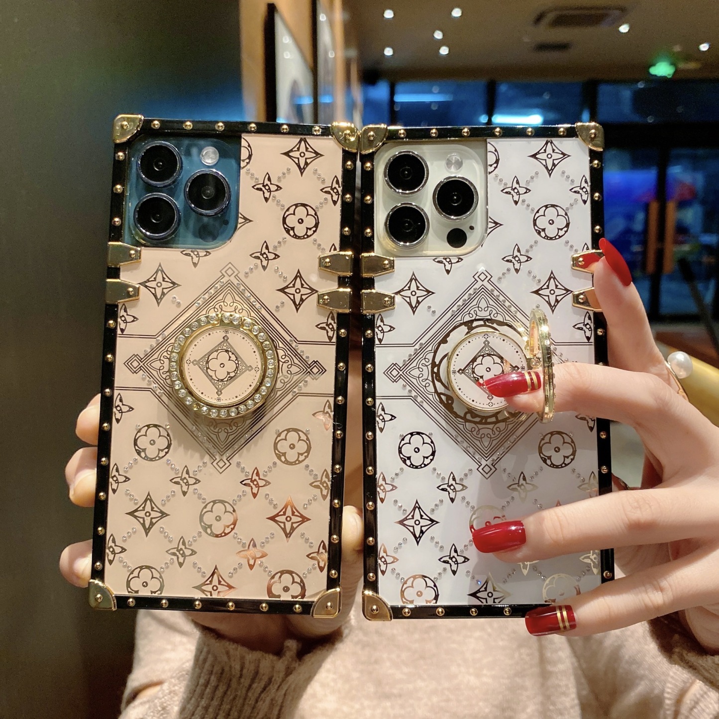 Husă pentru iPhone Trifoi incrustată cu diamante