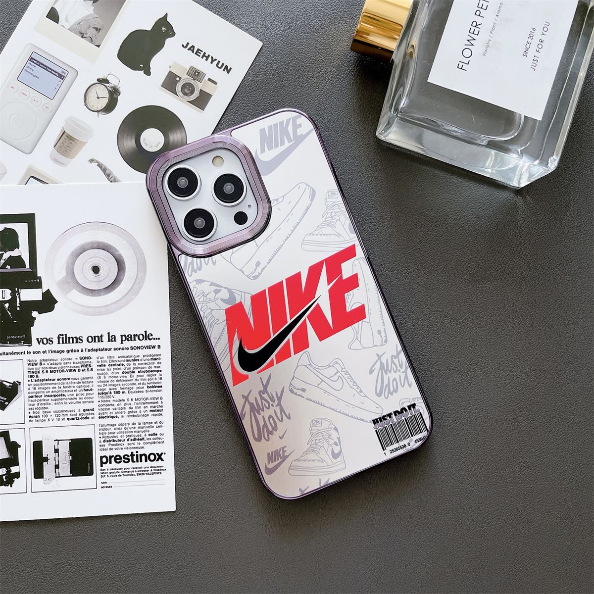 Husă pentru iPhone cu cârlig la modă, textură fibră de carbon, mată