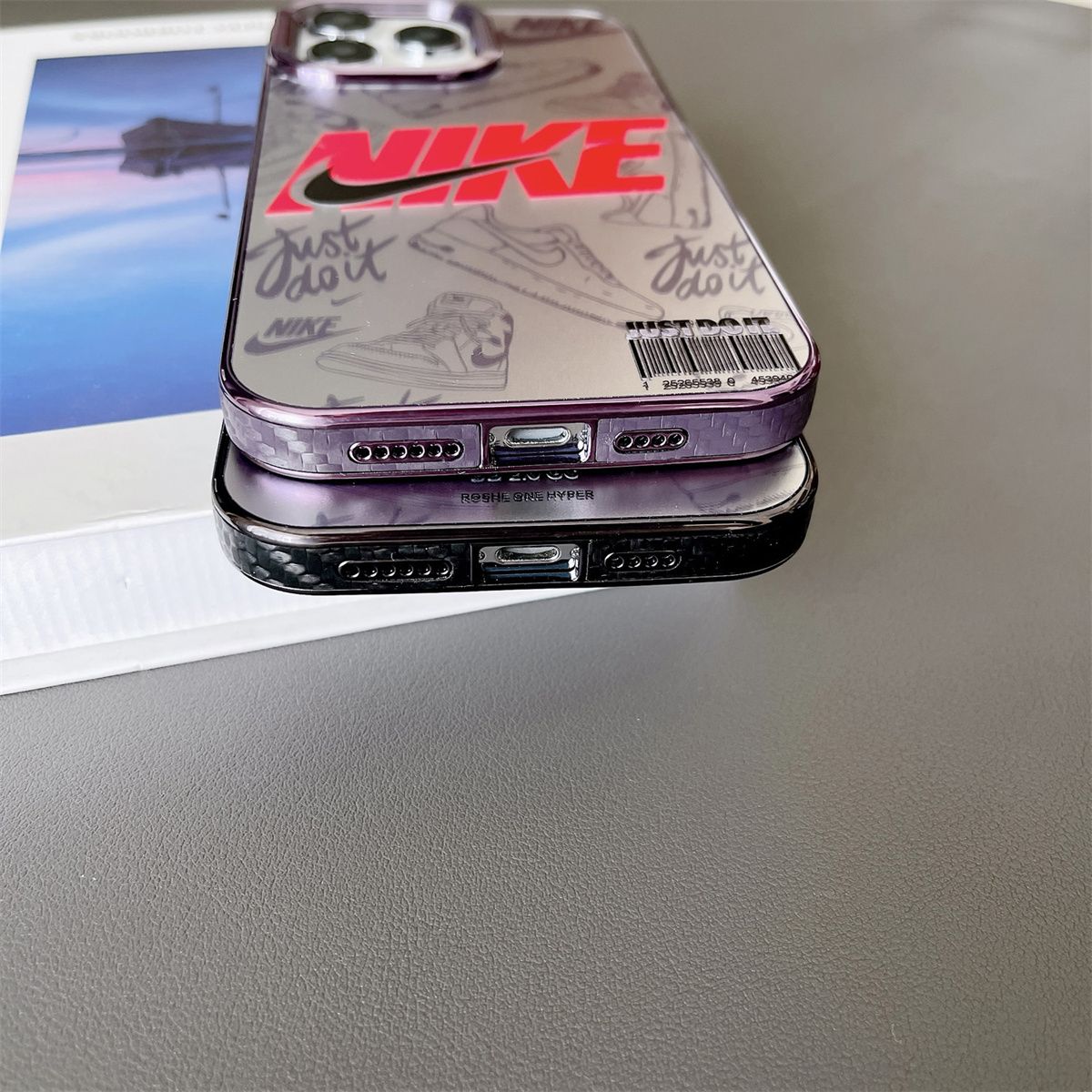 Husă pentru iPhone cu cârlig la modă, textură fibră de carbon, mată