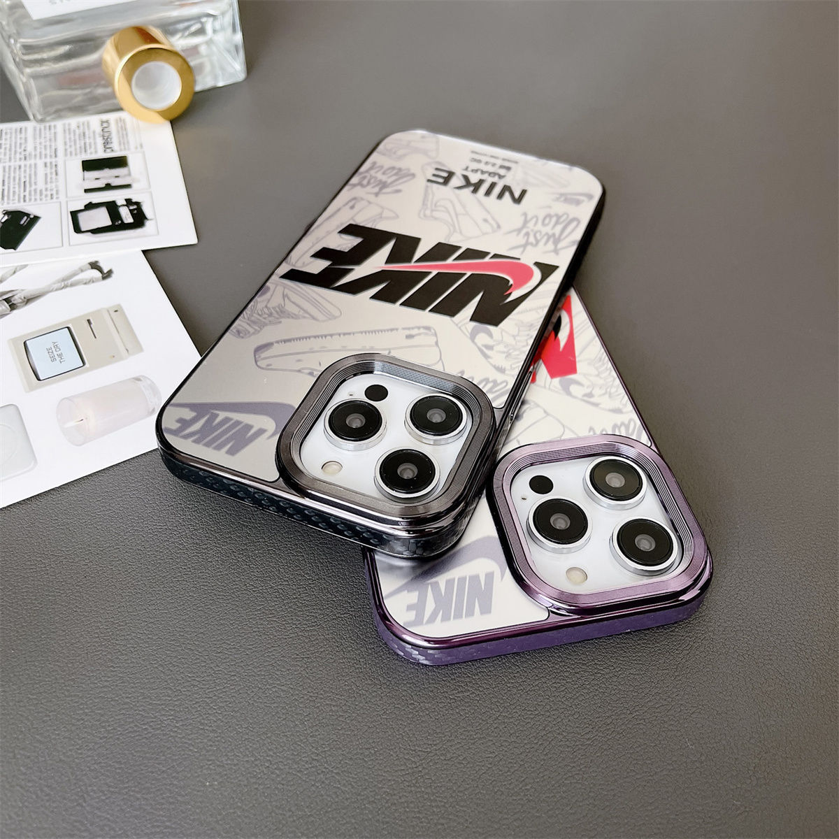Husă pentru iPhone cu cârlig la modă, textură fibră de carbon, mată