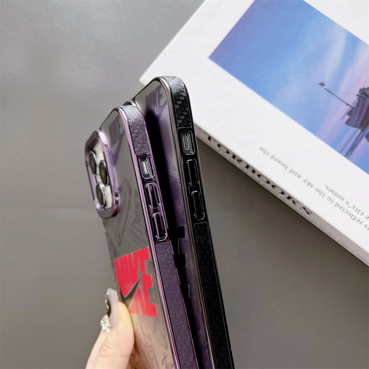 Husă pentru iPhone cu cârlig la modă, textură fibră de carbon, mată
