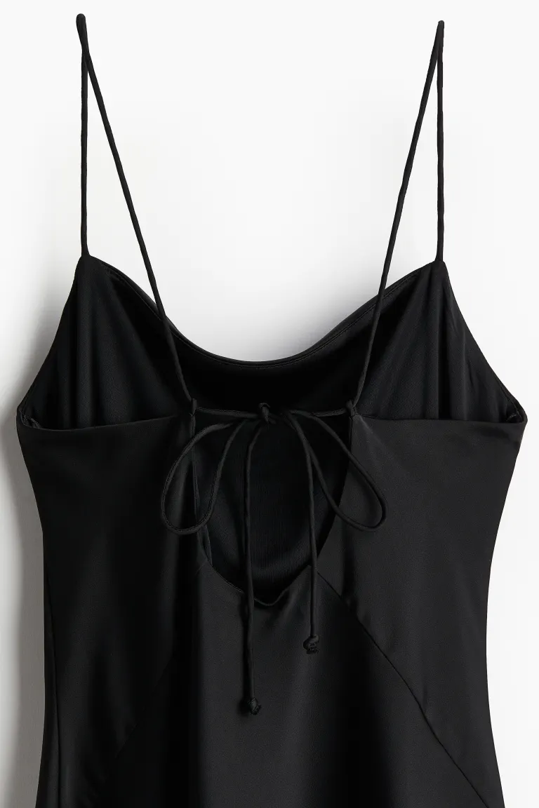 Robe en satin à dos ouvert