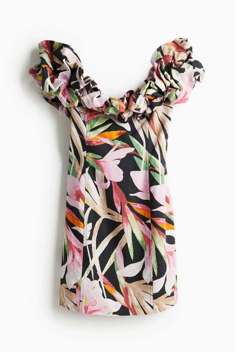 Robe à volants et épaules dénudées
