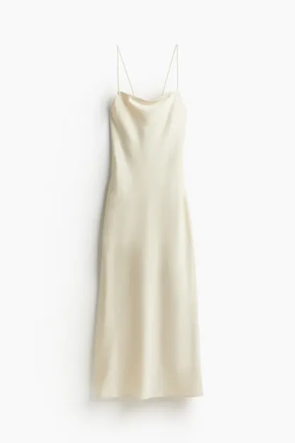 Robe en satin à dos ouvert
