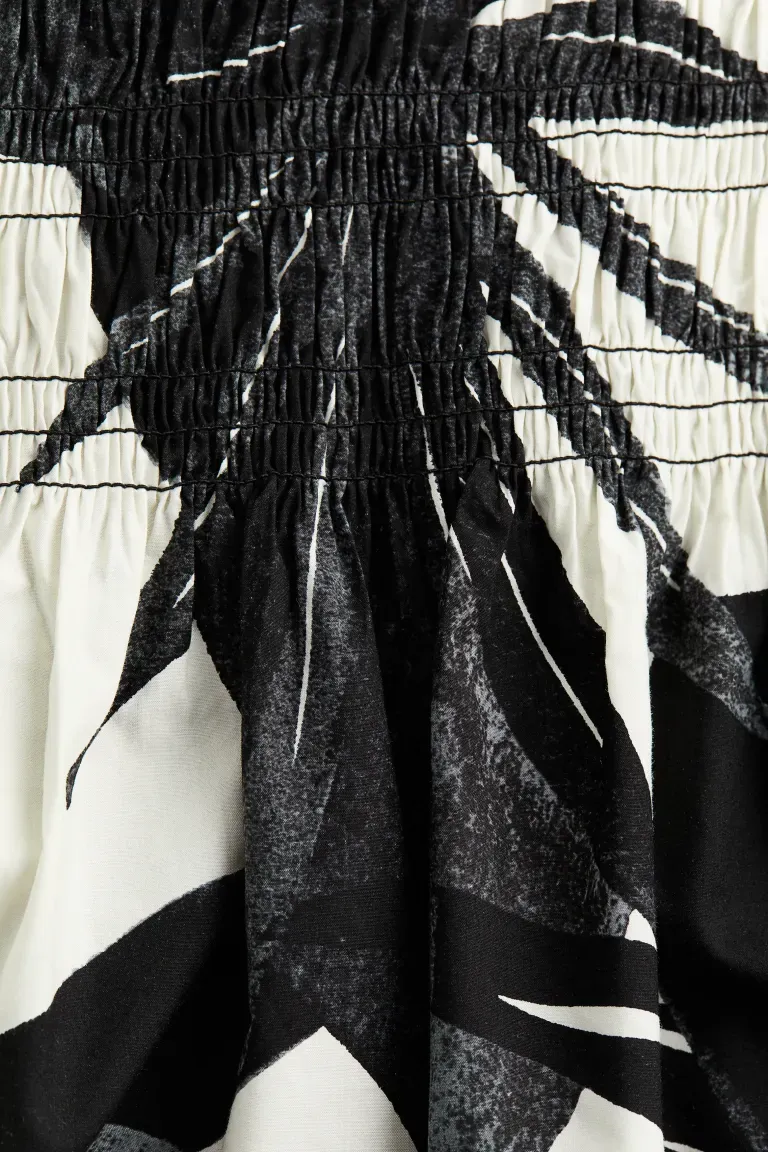 Robe smockée à épaules dénudées