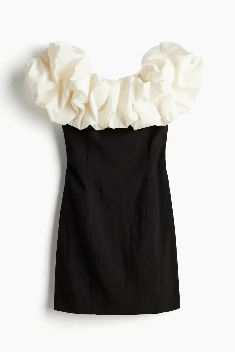 Robe à volants et épaules dénudées