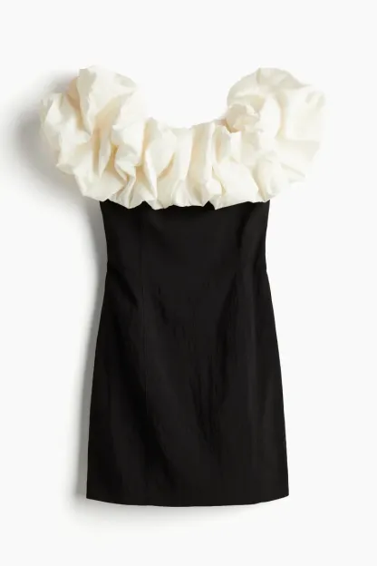 Robe à volants et épaules dénudées