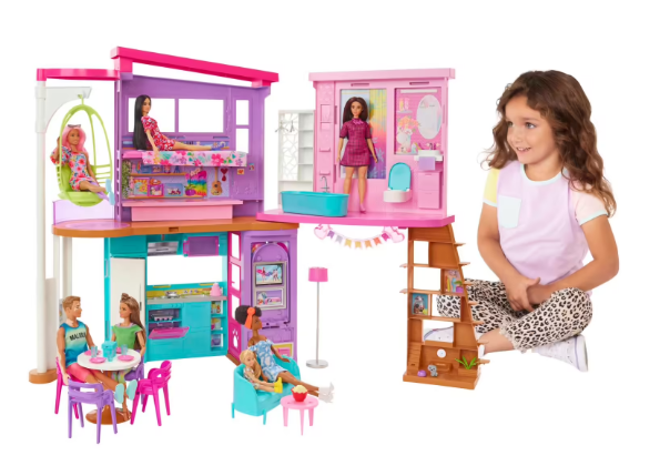 Barbie casa di malibu (106 cm) playset casa delle bambole con 2 piani, 6 stanze, ascensore, altalena e +30 accessori, giocattolo per bambini 3+ anni
