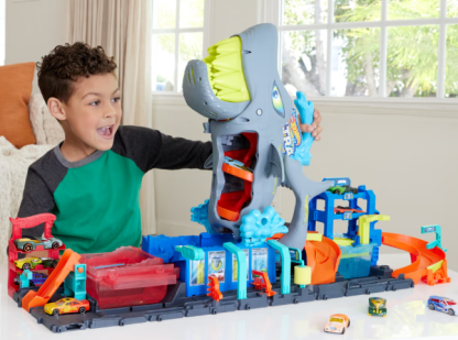 Hot wheels – mega squalo autolavaggio, pista con rullo di schiuma e cancelli mobili, funzione cambia colore e macchinina color reveal inclusa