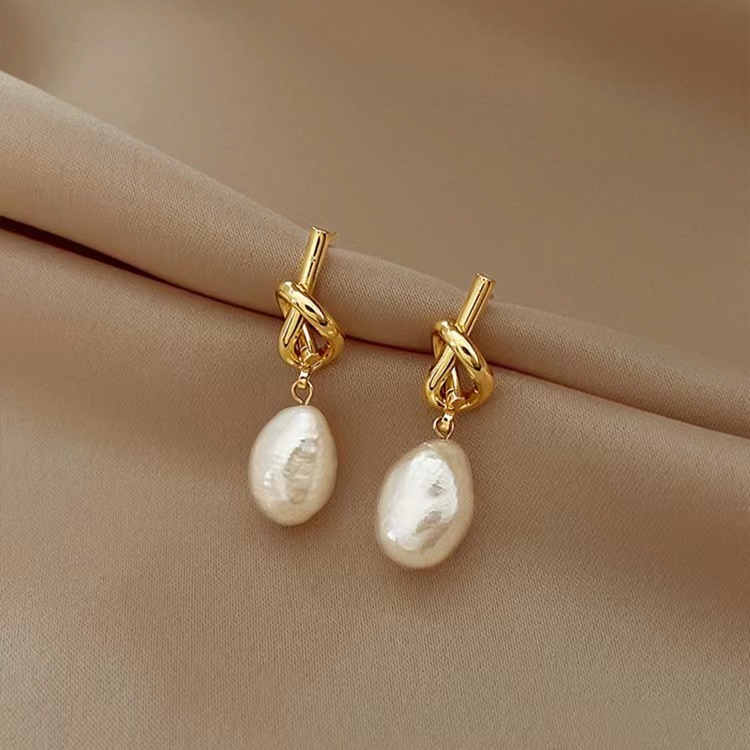 Teardrop-shaped Freshwater Pearl Clip Earrings