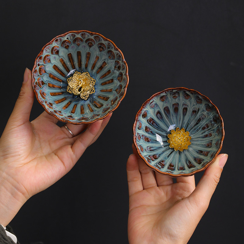 A magas hőmérsékleten (1300 Celsius-fok) égetett, élénk színű agyagcsésze.