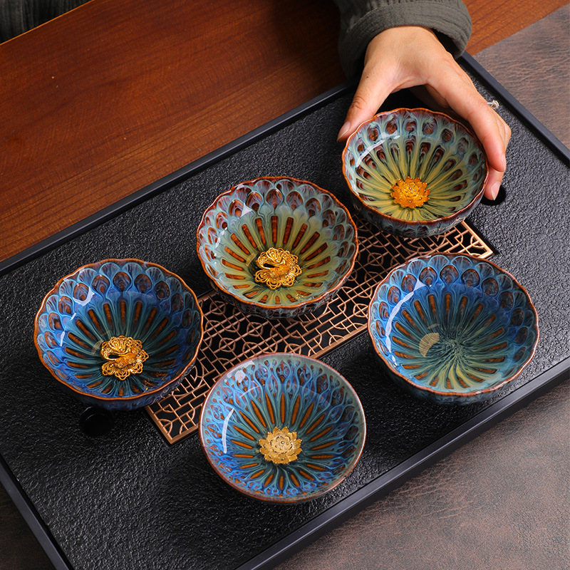 A magas hőmérsékleten (1300 Celsius-fok) égetett, élénk színű agyagcsésze.