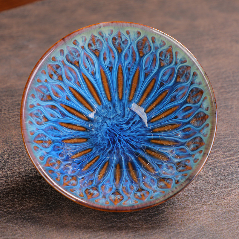 A magas hőmérsékleten (1300 Celsius-fok) égetett, élénk színű agyagcsésze.