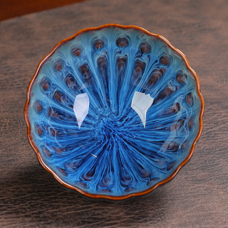 A magas hőmérsékleten (1300 Celsius-fok) égetett, élénk színű agyagcsésze.