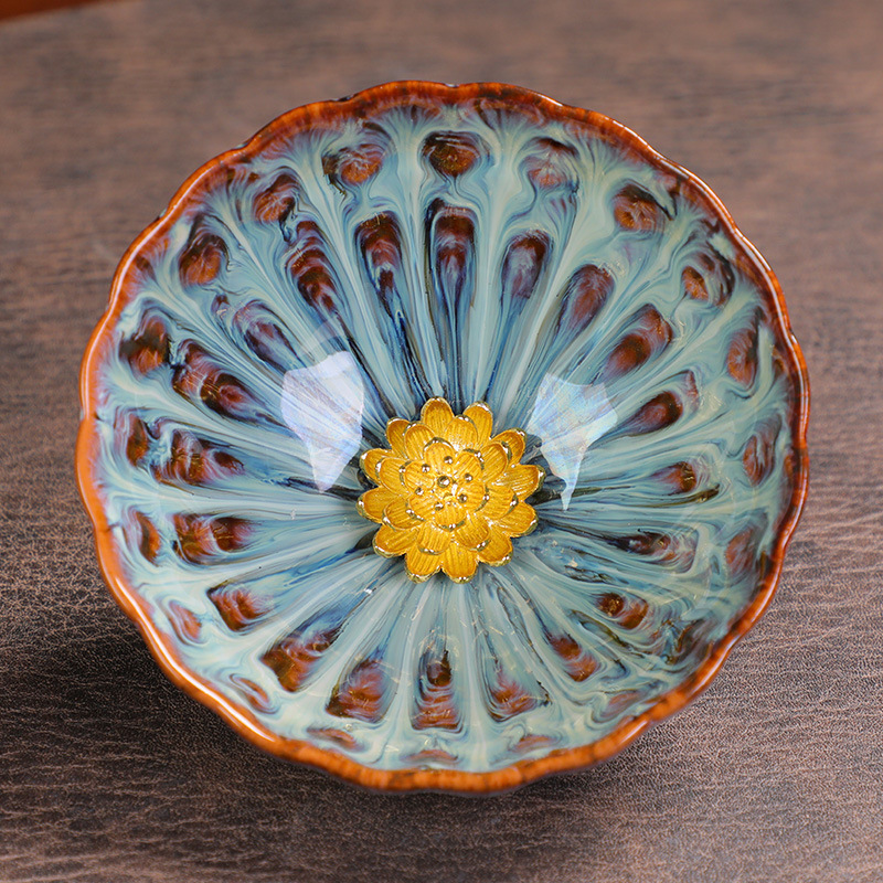 A magas hőmérsékleten (1300 Celsius-fok) égetett, élénk színű agyagcsésze.