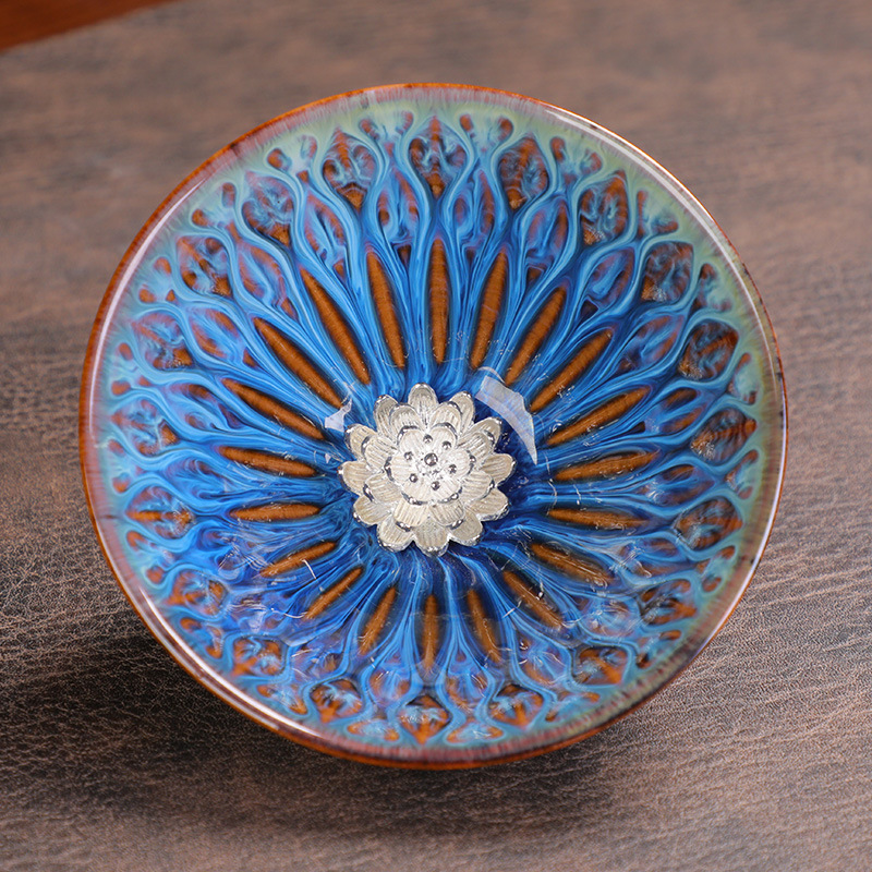 A magas hőmérsékleten (1300 Celsius-fok) égetett, élénk színű agyagcsésze.