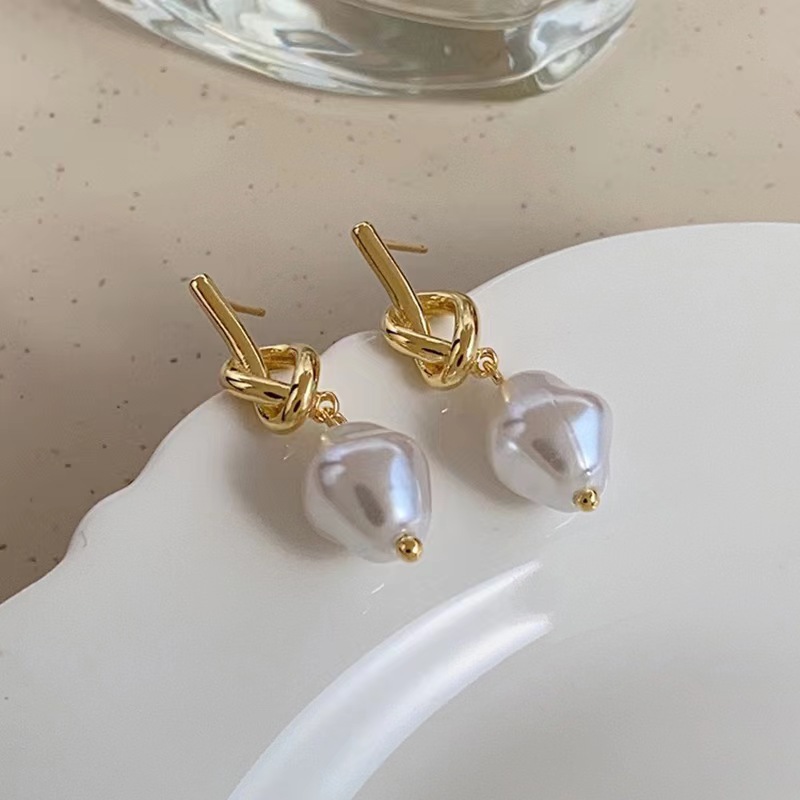 Teardrop-shaped Freshwater Pearl Clip Earrings