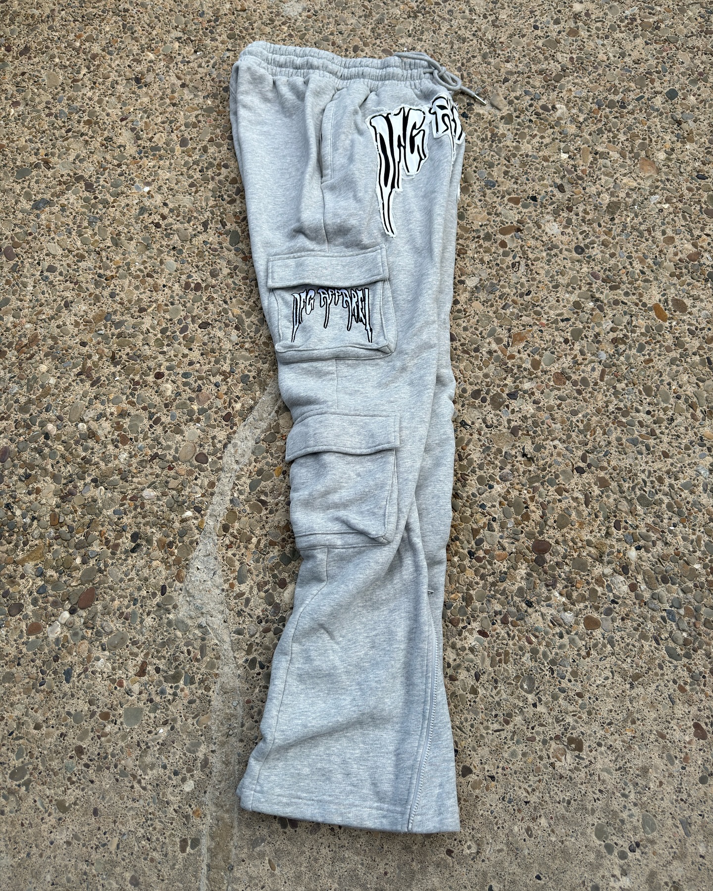Casual pants with zipper bottoms
