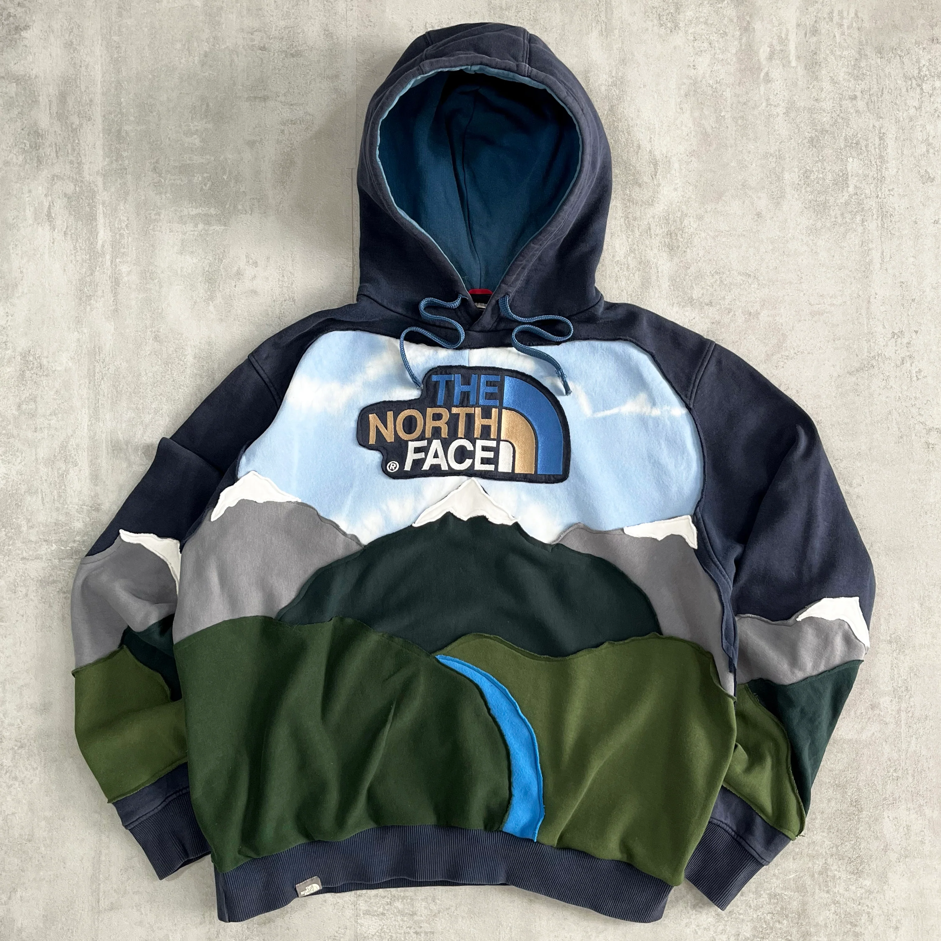 'MOUNTAINTS' HOODIE (M)