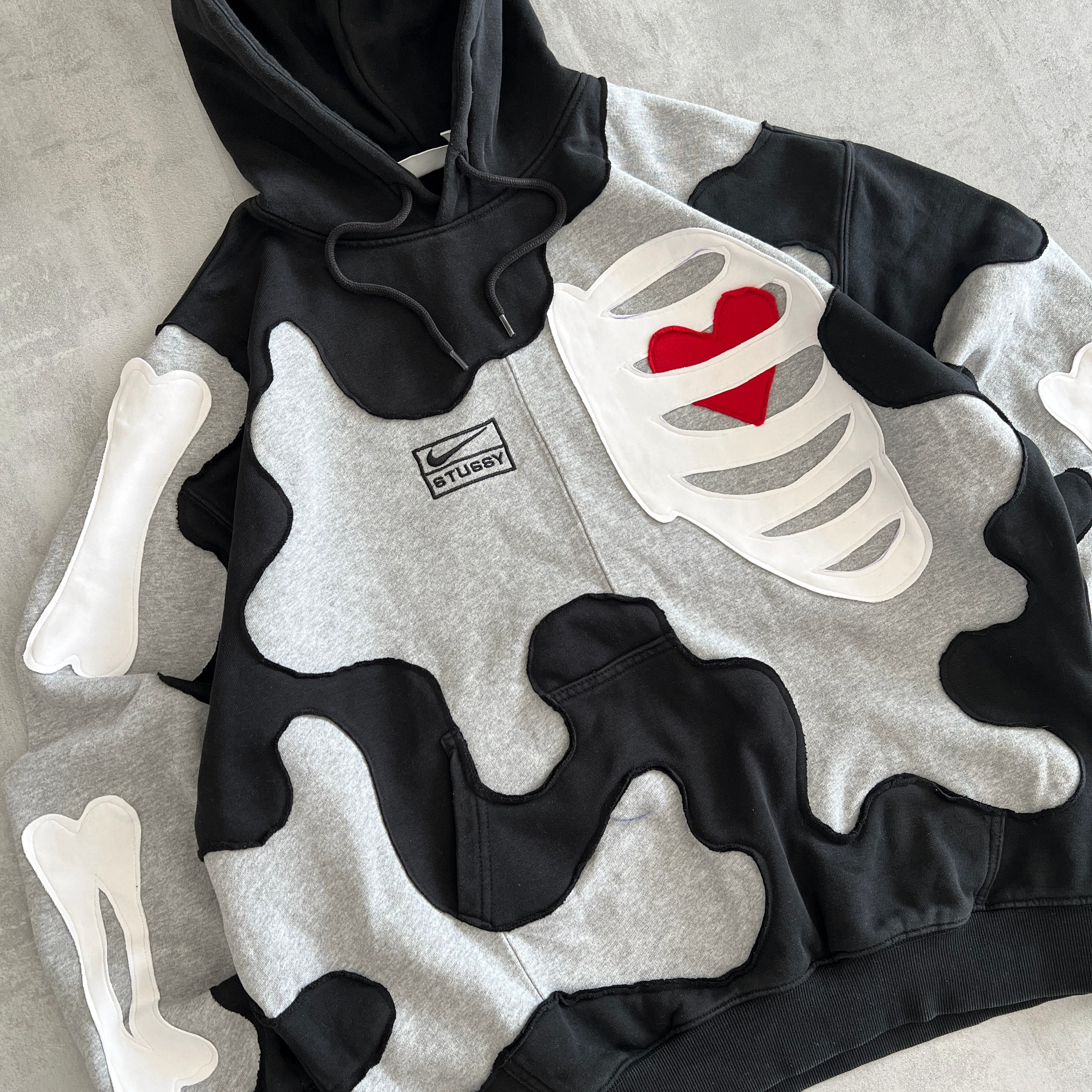 'HEART & BONES' HOODIE (L)