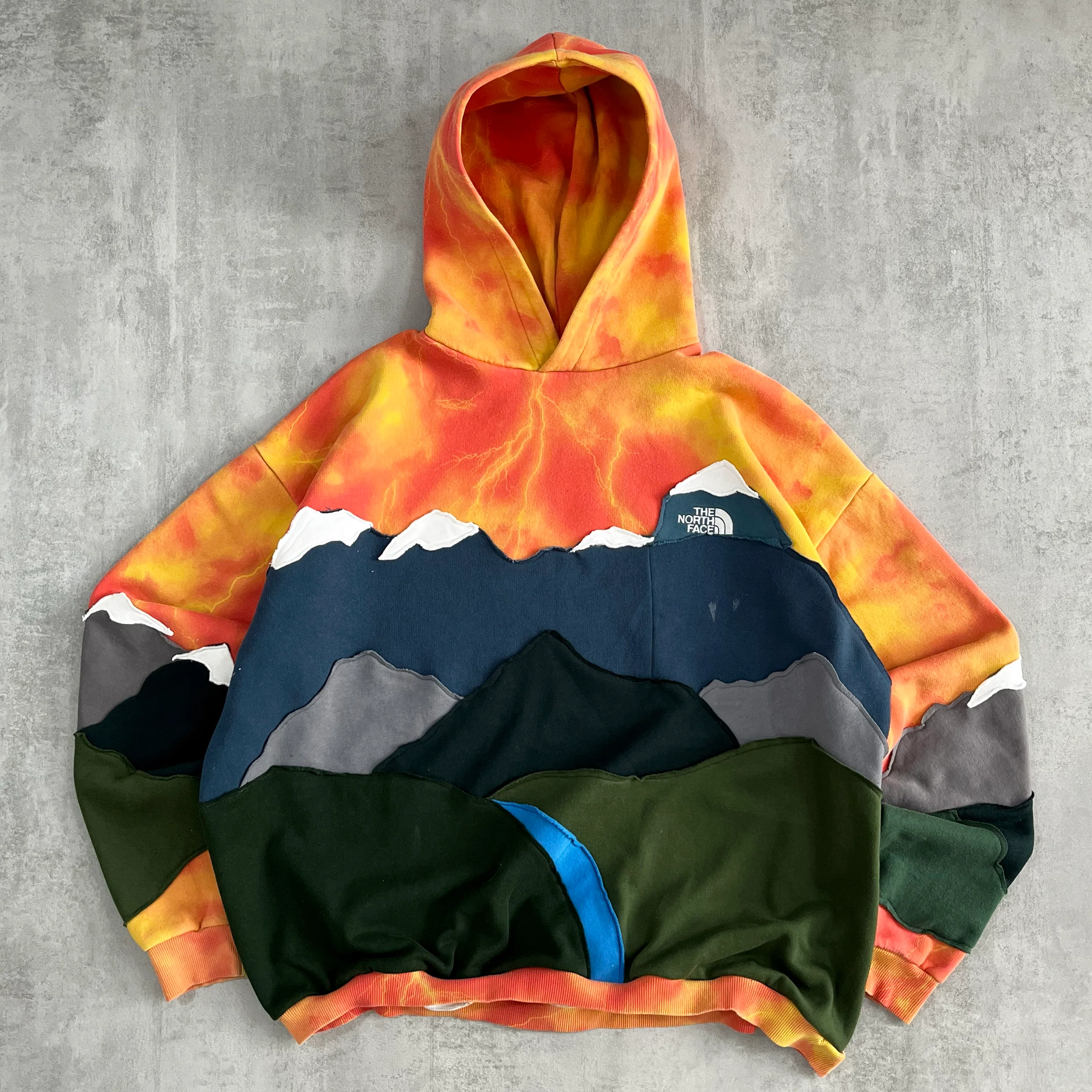 'MOUNTAINS' HOODIE (XXL)