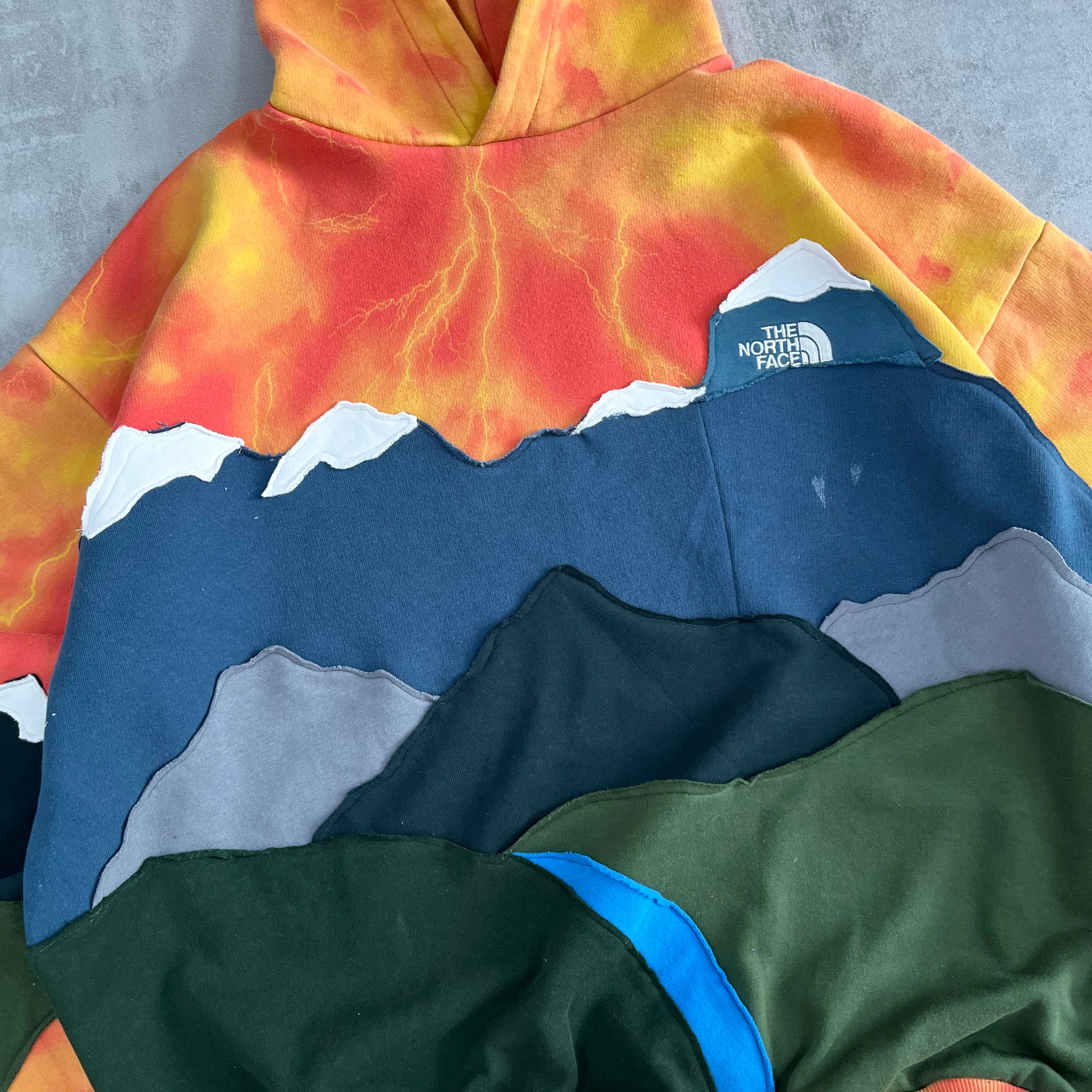 'MOUNTAINS' HOODIE (XXL)