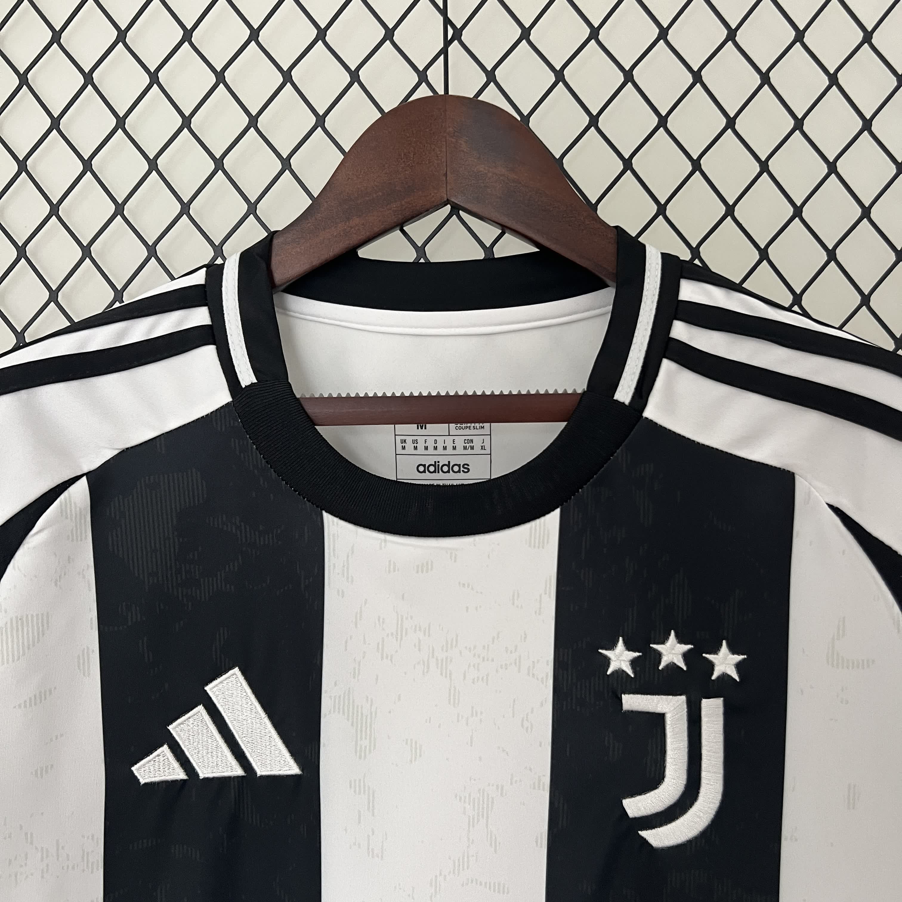 Officiële Juventus Thuis Shirt 2024/2025 - Zwart en Wit met Klassieke Strepen