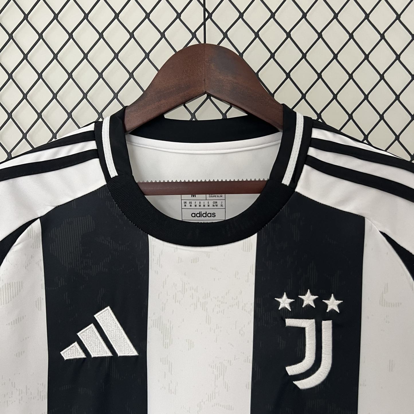 Officiële Juventus Thuis Shirt 2024/2025 - Zwart en Wit met Klassieke Strepen