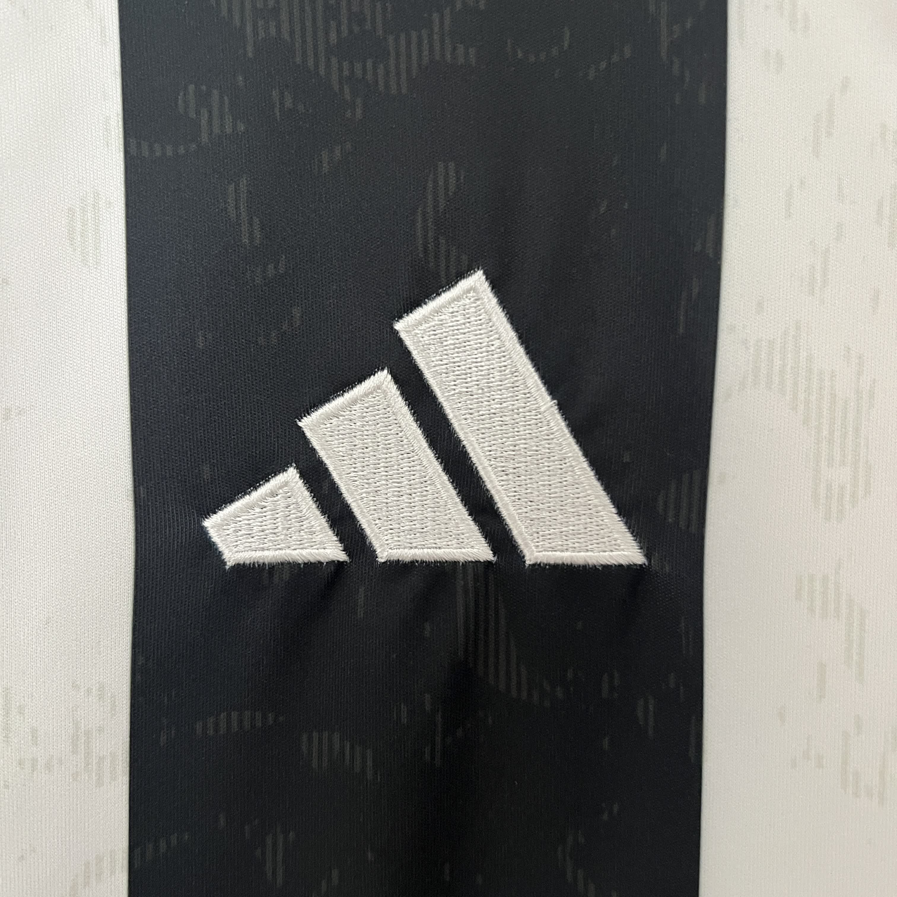 Officiële Juventus Thuis Shirt 2024/2025 - Zwart en Wit met Klassieke Strepen