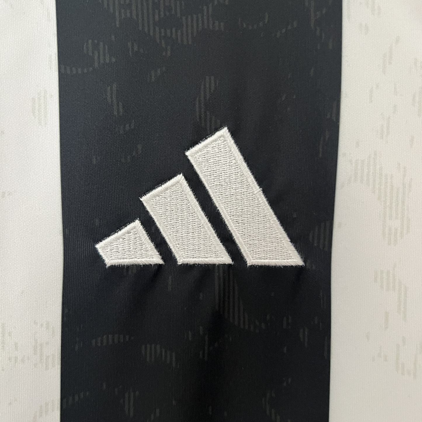 Officiële Juventus Thuis Shirt 2024/2025 - Zwart en Wit met Klassieke Strepen