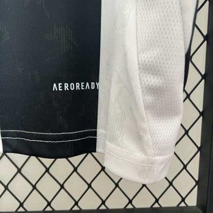 Officiële Juventus Thuis Shirt 2024/2025 - Zwart en Wit met Klassieke Strepen