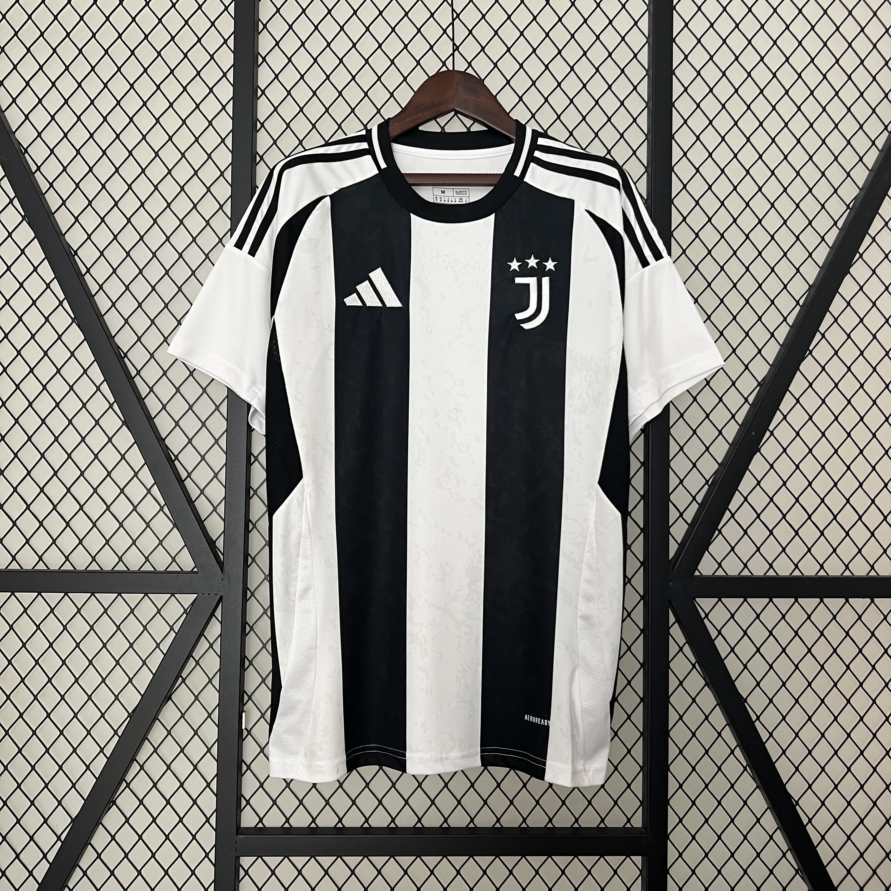 Officiële Juventus Thuis Shirt 2024/2025 - Zwart en Wit met Klassieke Strepen