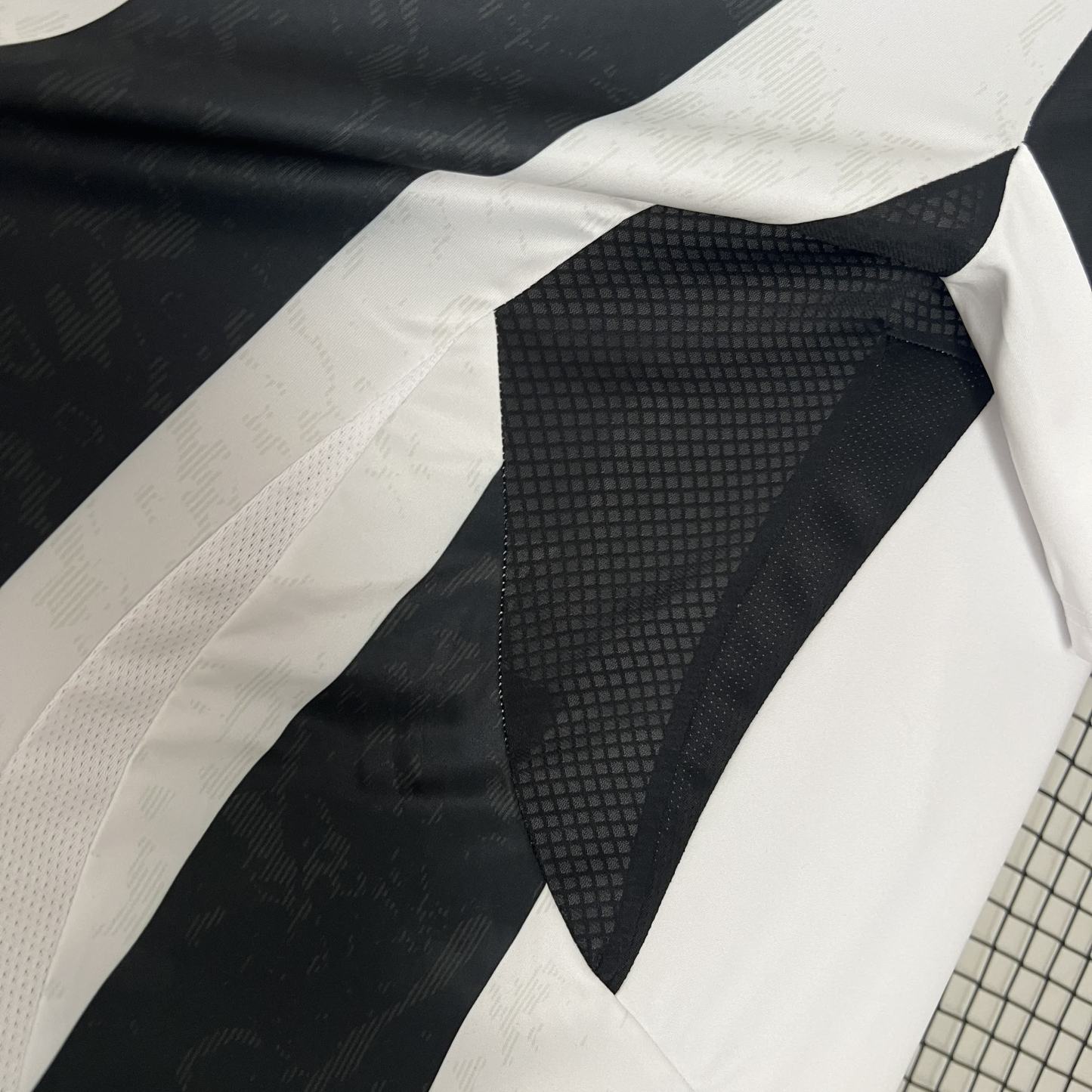 Officiële Juventus Thuis Shirt 2024/2025 - Zwart en Wit met Klassieke Strepen