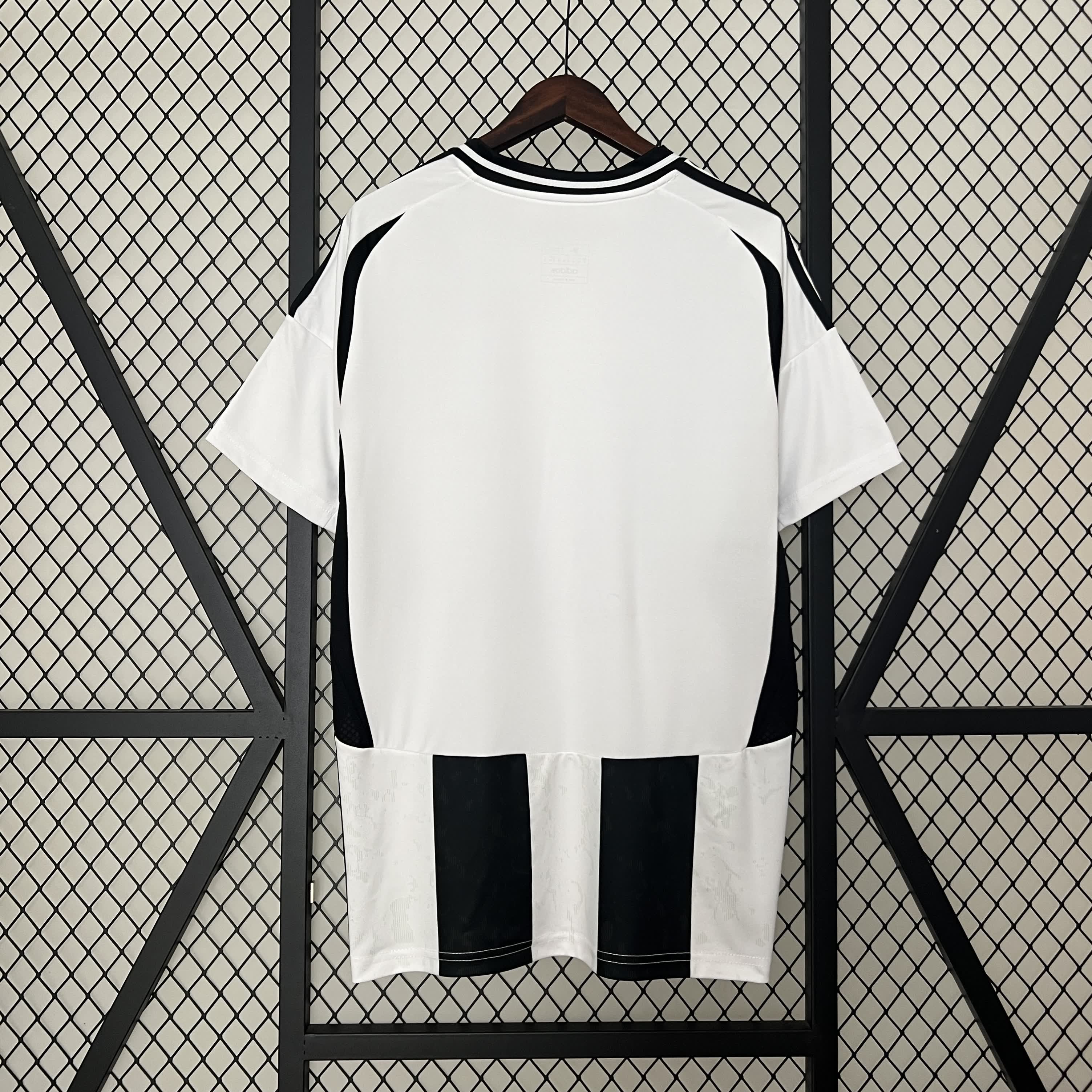 Officiële Juventus Thuis Shirt 2024/2025 - Zwart en Wit met Klassieke Strepen