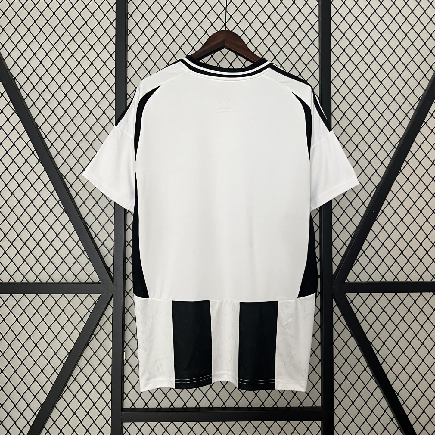 Officiële Juventus Thuis Shirt 2024/2025 - Zwart en Wit met Klassieke Strepen