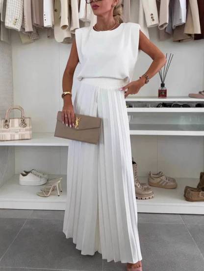 Two-piece set with sleeveless top and round neckline and pleated wide-leg trousers??