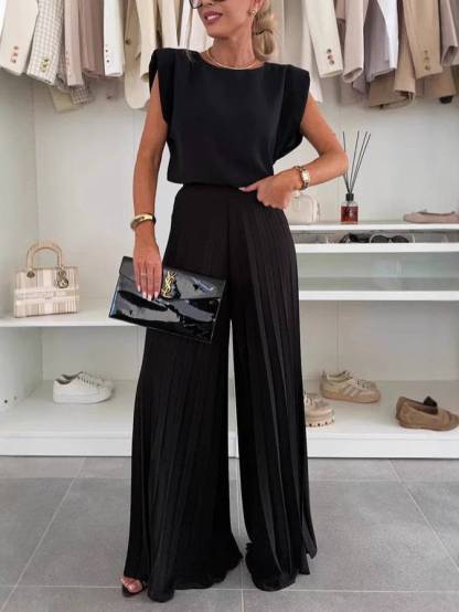 Two-piece set with sleeveless top and round neckline and pleated wide-leg trousers??