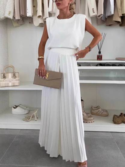 Two-piece set with sleeveless top and round neckline and pleated wide-leg trousers??