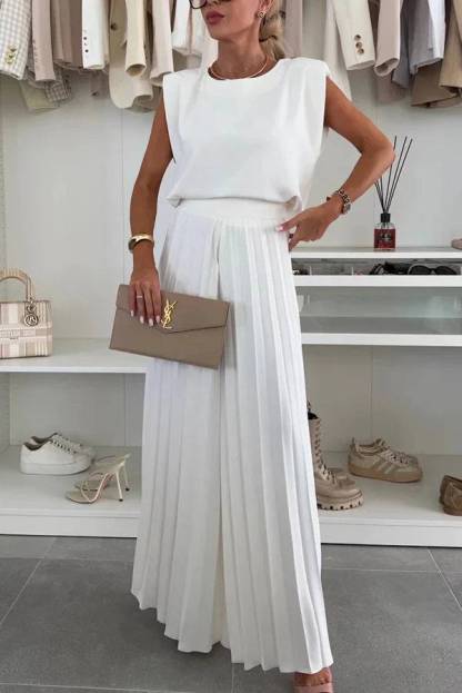 Two-piece set with sleeveless top and round neckline and pleated wide-leg trousers??