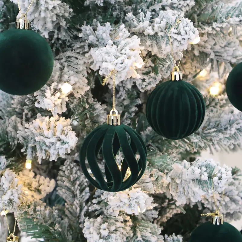 🎅 Luxe Velvet Christmas Balls – Elegant Holiday Glow