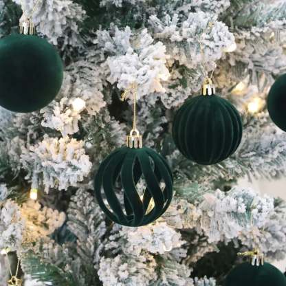 🎅 Luxe Velvet Christmas Balls – Elegant Holiday Glow