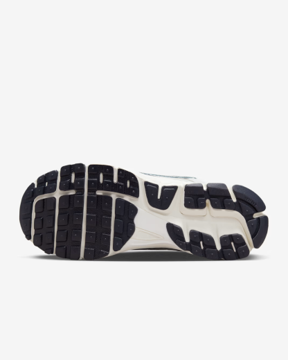 Nithtke Zoom Vomero 5 Photon Dust Metallic Silver