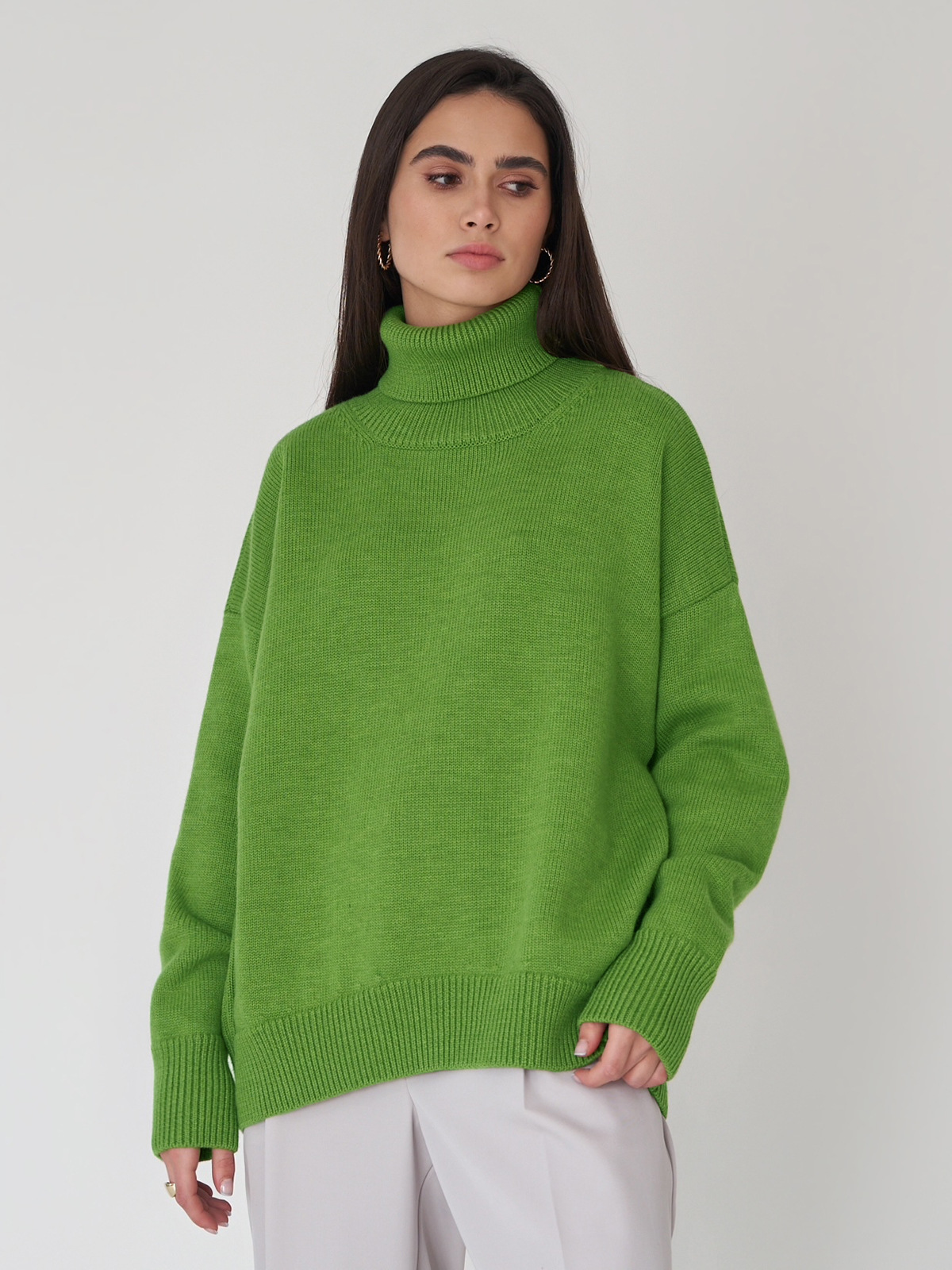 Solid-colored high-neck sweater