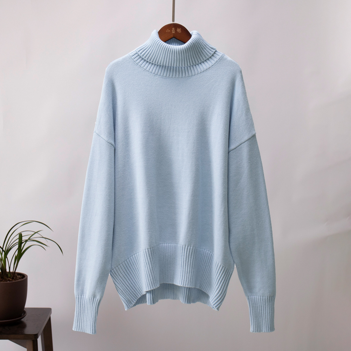 Solid-colored high-neck sweater