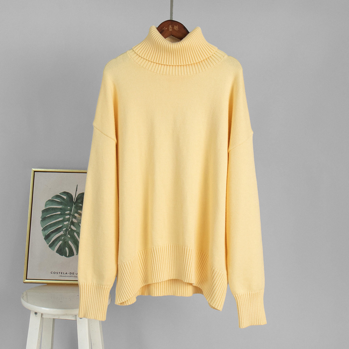 Solid-colored high-neck sweater