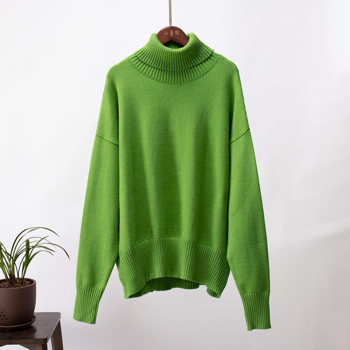 Solid-colored high-neck sweater