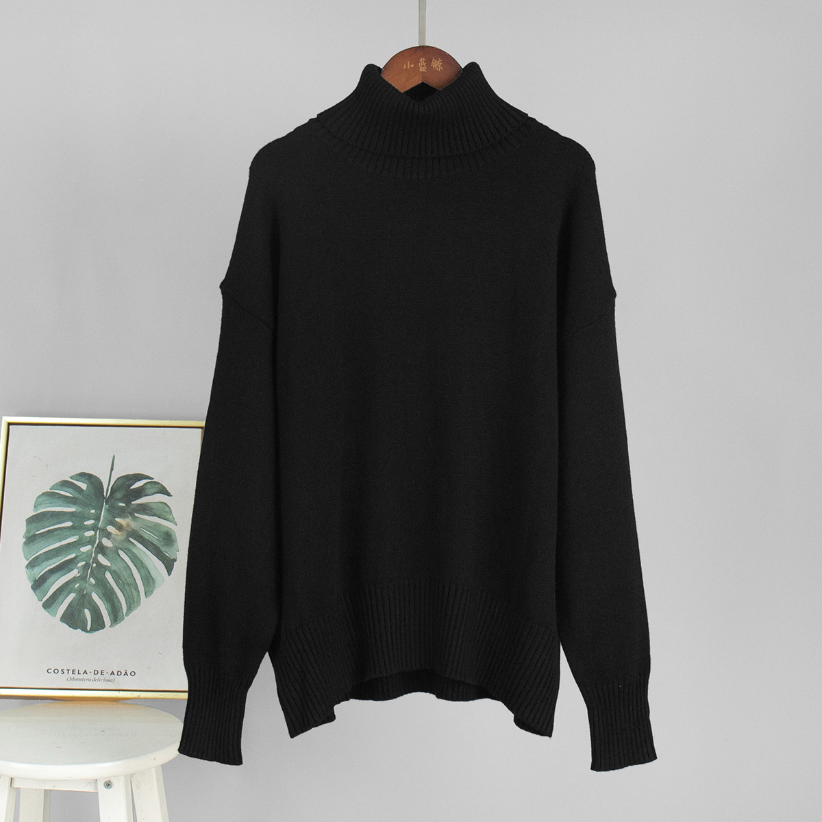 Solid-colored high-neck sweater